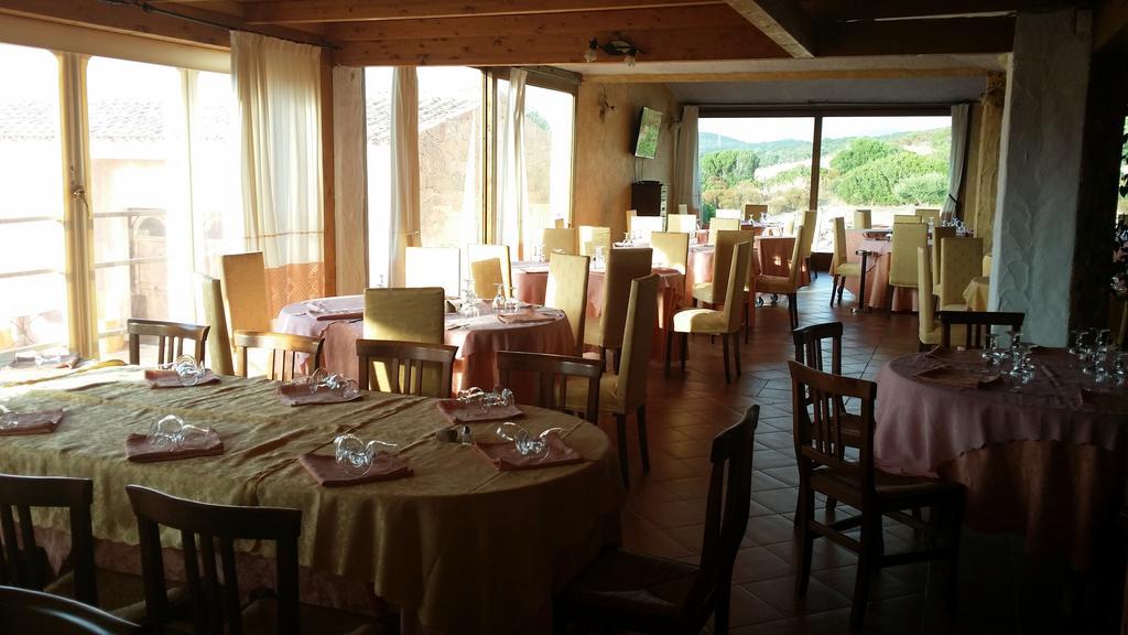 Hotel Ristorante La Tana Di Li Mazzoni Trinità d'Agultu Eksteriør billede