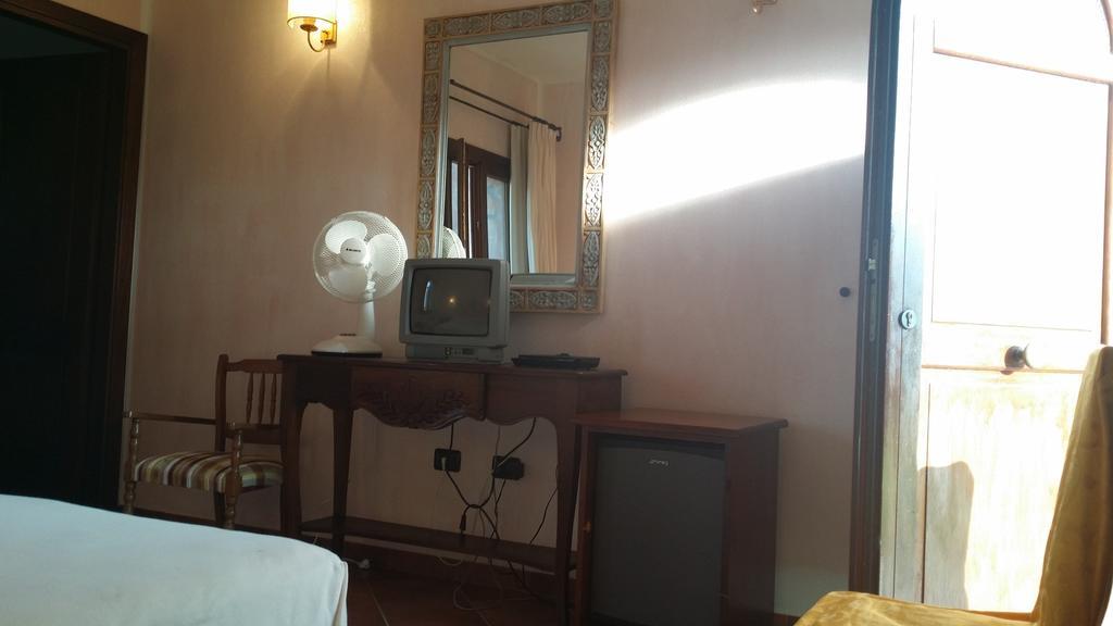 Hotel Ristorante La Tana Di Li Mazzoni Trinità d'Agultu Eksteriør billede