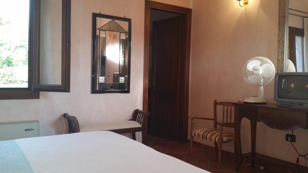 Hotel Ristorante La Tana Di Li Mazzoni Trinità d'Agultu Eksteriør billede