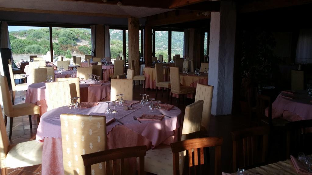 Hotel Ristorante La Tana Di Li Mazzoni Trinità d'Agultu Eksteriør billede